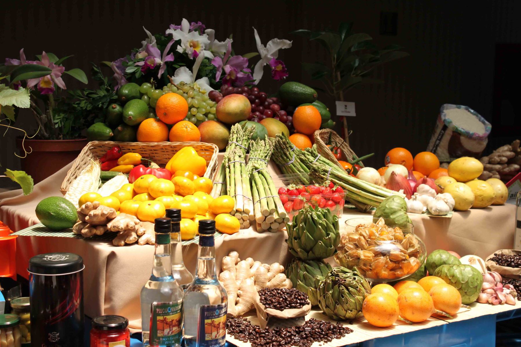 La seguridad alimentaria implica garantizar el acceso permanente de toda la población a alimentos adecuados en cantidad, calidad.