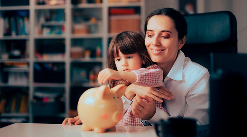 ¿Cómo educar en finanzas a tus hijos?: claves para ayudarlos a alcanzar sus metas