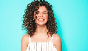 ¿Cómo resaltar mis rizos? «Ondas de Marzo» te asesora con especialistas