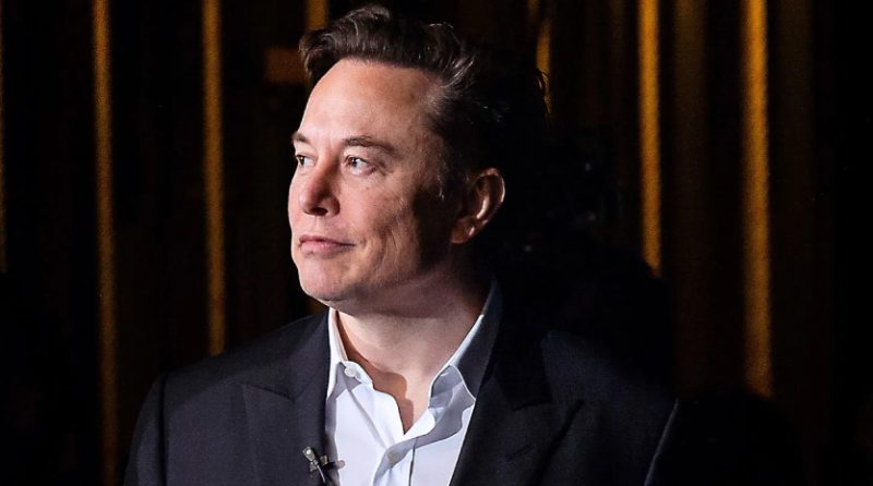 ¿Qué importancia tiene la educación autodidacta para Elon Musk?