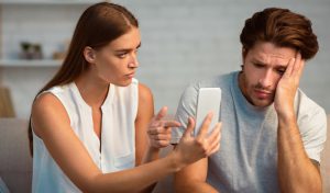 Infidelidad virtual: El engaño digital y sus consecuencias emocionales