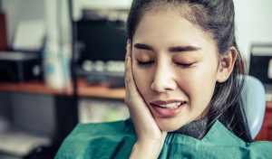 ¿Por qué se forma el sarro dental y cómo se evita?