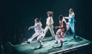 Fuerza Bruta llega a Lima con ‘Aven’, un espectáculo que desafía la gravedad