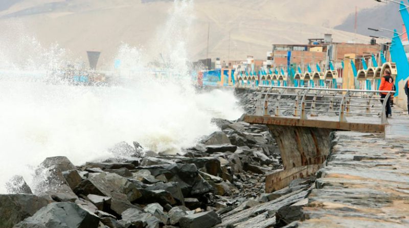 INDECI anuncia el cierre de 20 puertos por peligro de fuertes olas
