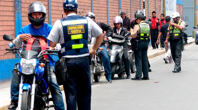 Nuevas reglas para motociclistas: conoce cómo se debe usar casco y chaleco