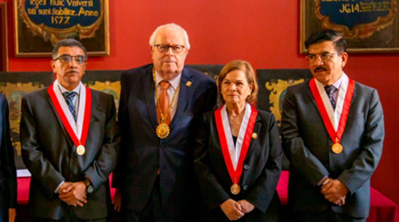 Julio Velarde recibe “Medalla de Honor Sanmarquina” de la Universidad Nacional Mayor de San Marcos