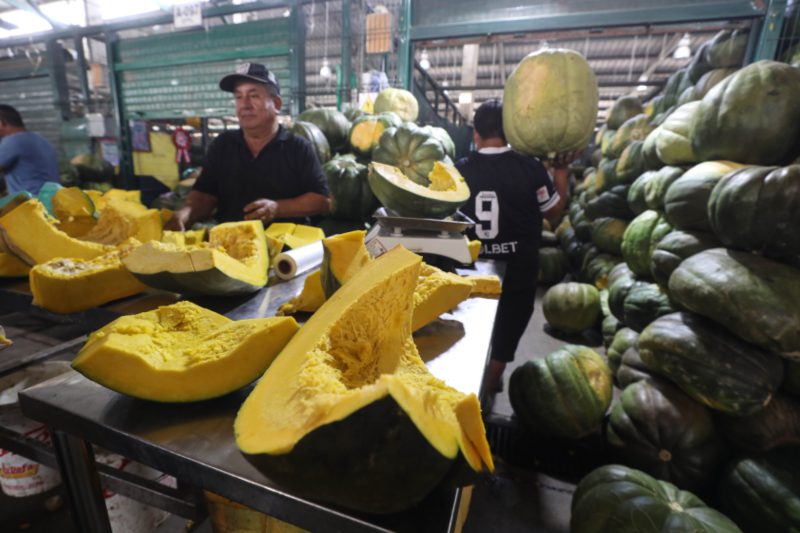 Hoy en los mercados mayoristas hay ofertas de camote, papa, zapallo, tuna, uva, papaya y otros