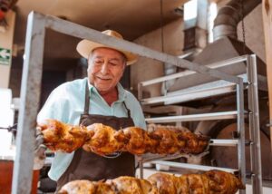 Donde Walter cumple 20 años y lo celebra con un sorteo de pollo a la brasa gratis por un año