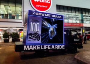 Estrategica OI revoluciona la publicidad exterior innovadora con scooters eléctricos y la primera valla holograma móvil