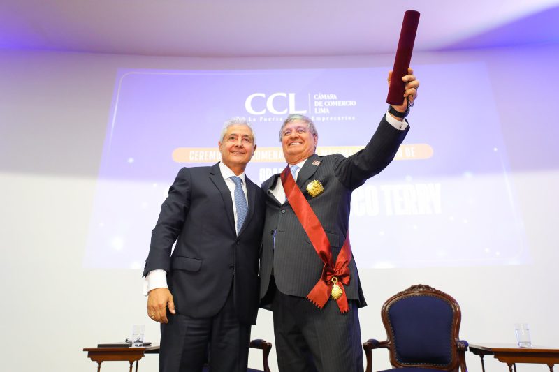 CCL distingue a Raúl Diez Canseco con la Gran Cruz por su liderazgo educativo