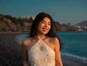 Alunna presenta su nuevo EP: un viaje emocional entre el pop moderno y los ritmos latinos | VIDEO