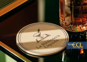 Industrias Kamil lanza «La Biblioteca Líquida», la primera barra móvil de coctelería literaria en el Perú