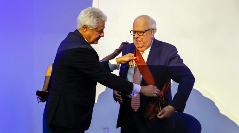 Cámara de Comercio de Lima distinguió a Julio Velarde con la Gran Cruz de la Orden