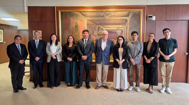 Ganadores del concurso de ensayos Premio Julio Velarde visitaron el BCRP